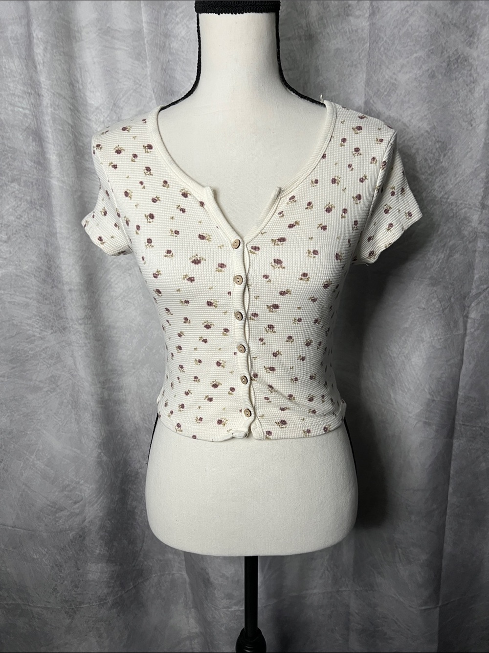KIRIOUS Los Ángeles Cream Floral Button-Front Ribbed Crop Top - Small